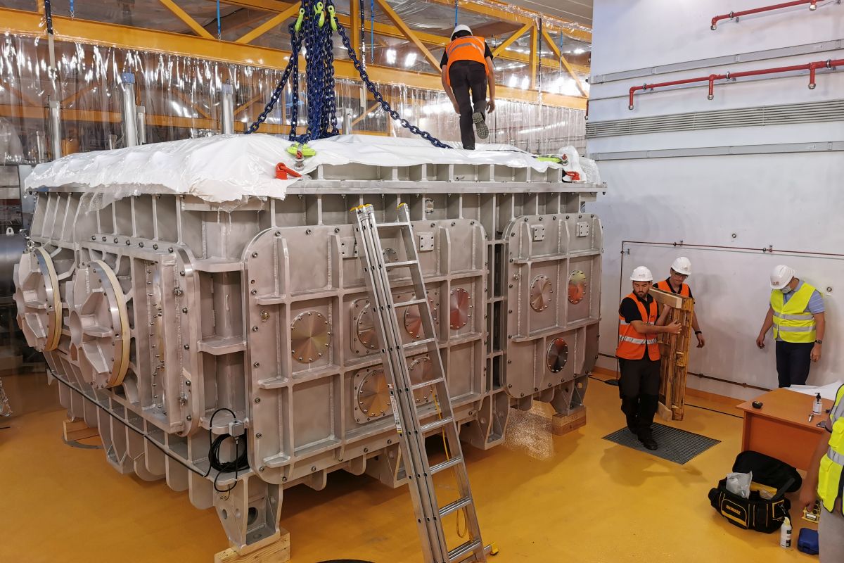 Installation of the E6 interaction chamber